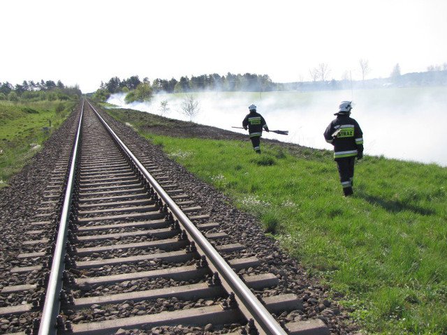 Pożar traw na nasypie kolejowym