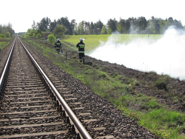 Pożar traw na nasypie kolejowym